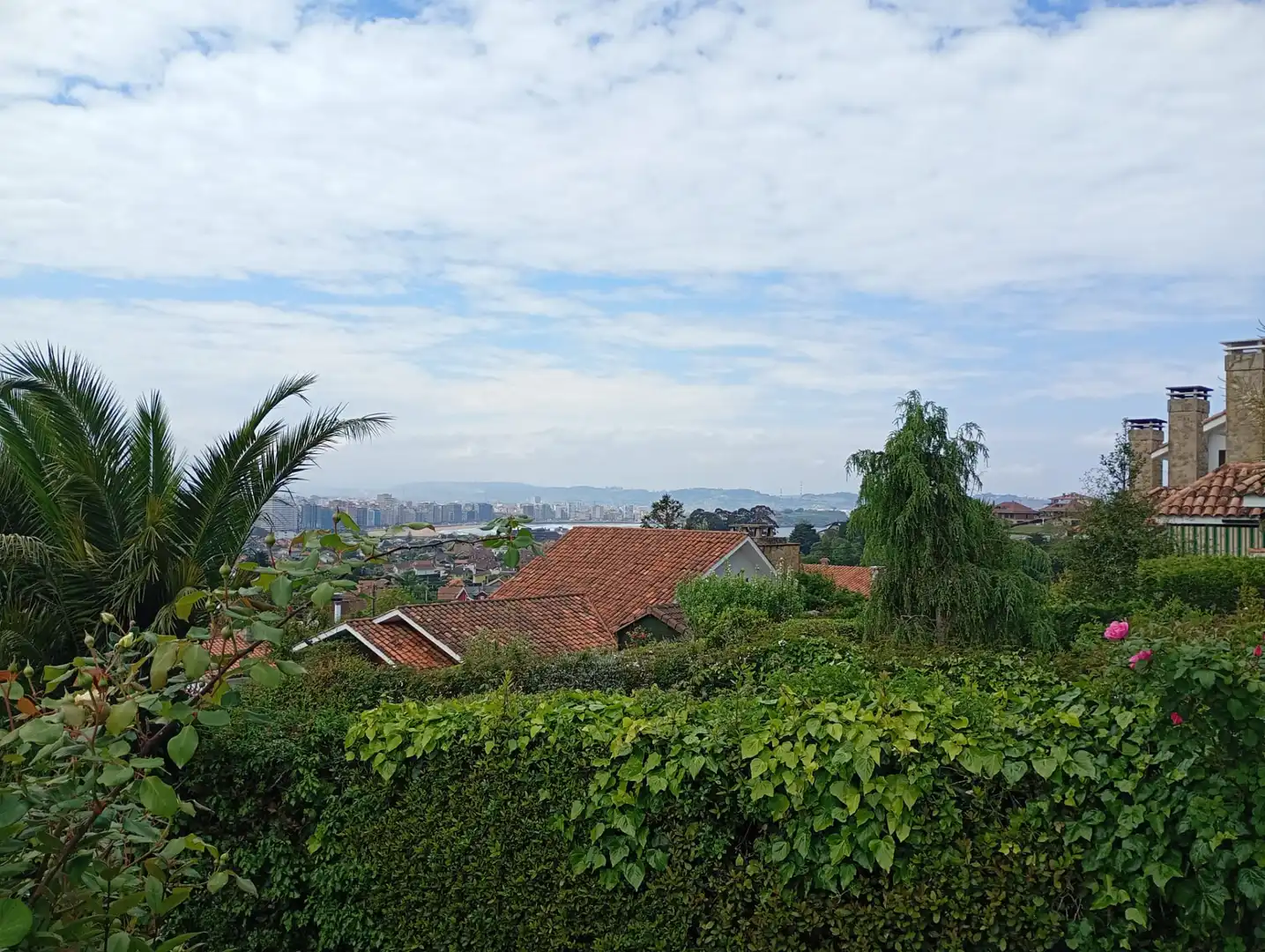 Vista exterior de Casa adosada en venda en Gijón  amb Calefacció, Jardí privat i Terrassa