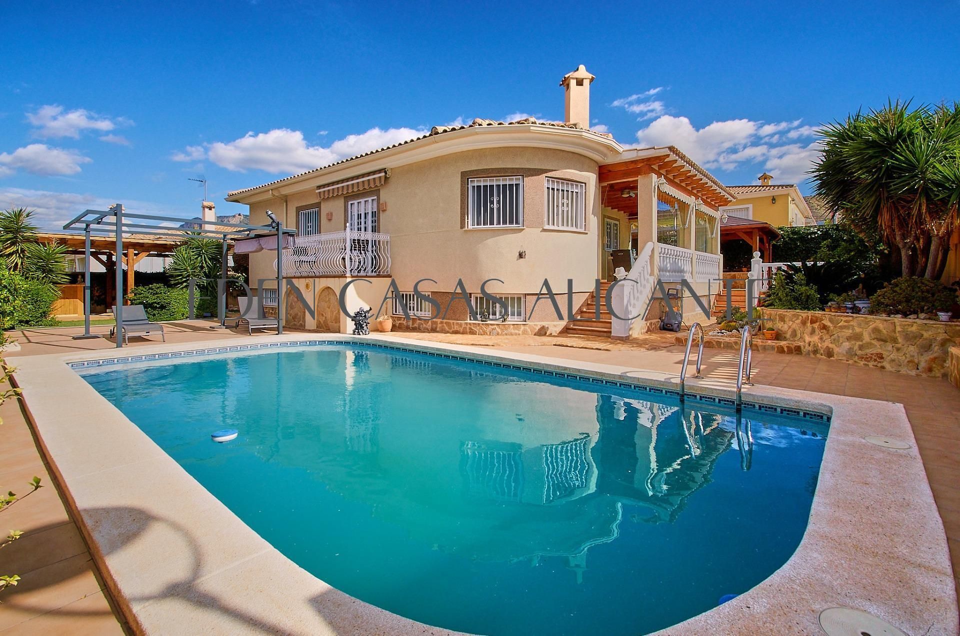 Vista exterior de Casa o xalet en venda en Busot amb Aire condicionat, Calefacció i Jardí privat