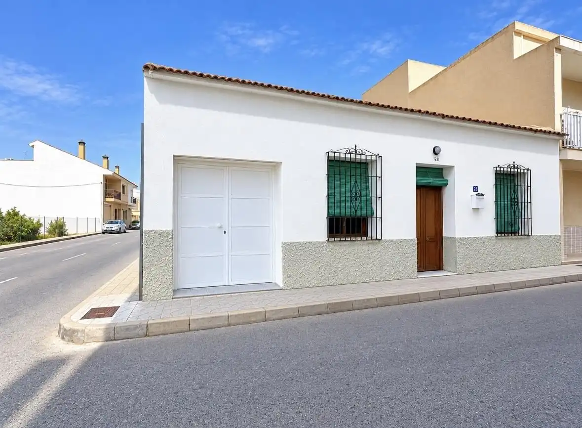 Vista exterior de Casa o xalet en venda en Orihuela amb Aire condicionat