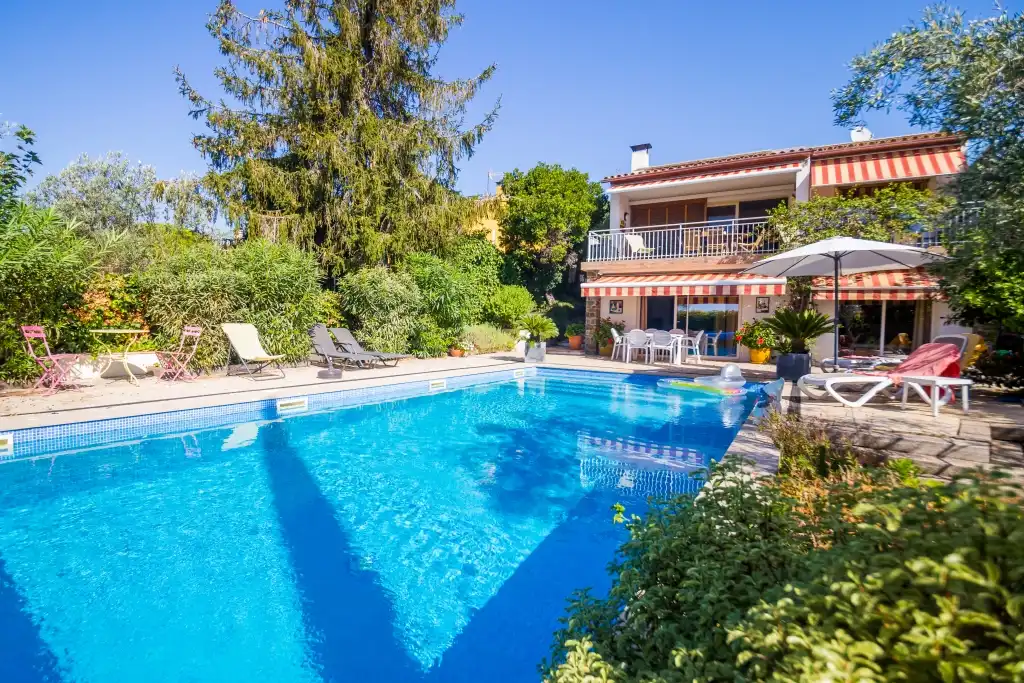 Casa amb terrassa en venda a Carrer Nord 9