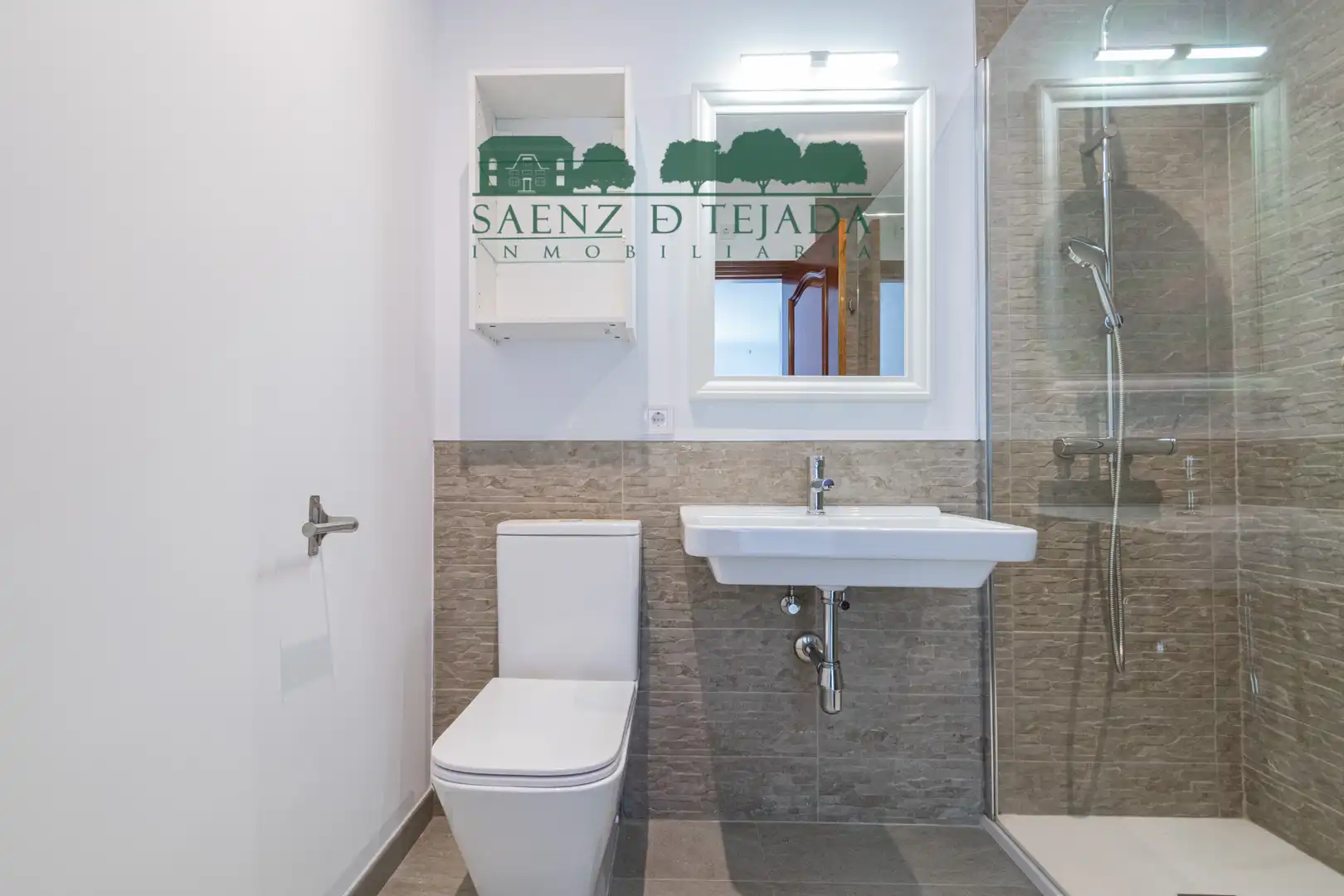 Bathroom of Flat for rent in Sevilla  with Air Conditioner, Storage room and Oven