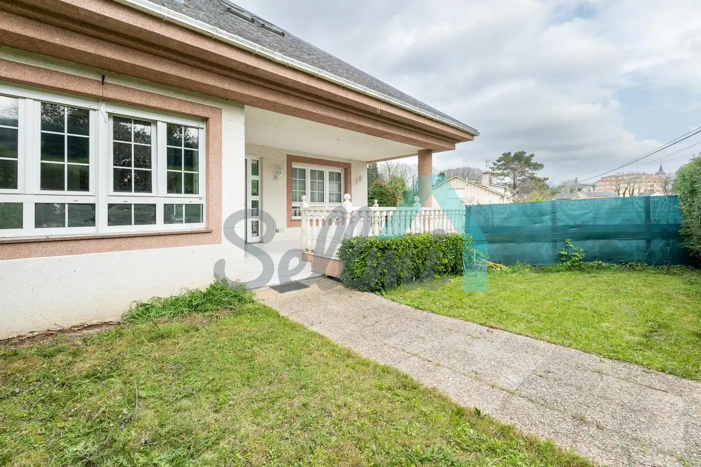 Vista exterior de Casa adosada en venta en El Franco  con Calefacción, Jardín privado y Parquet