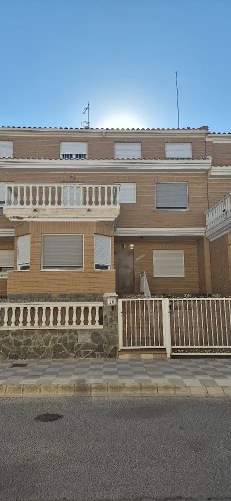 Adossat amb terrassa en venda a Calle San Juan de Dios 16