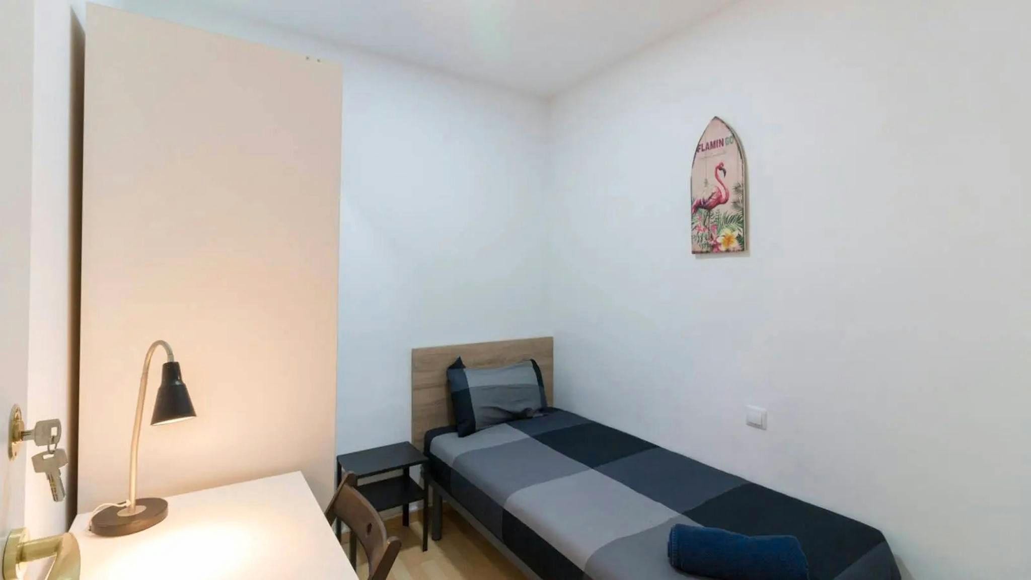 Bedroom of Flat to share in  Barcelona Capital  with Washing machine