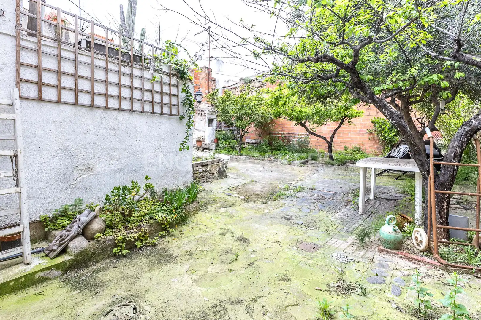 Jardí de Casa adosada en venda en Santa Coloma de Gramenet amb Aire condicionat, Calefacció i Jardí privat