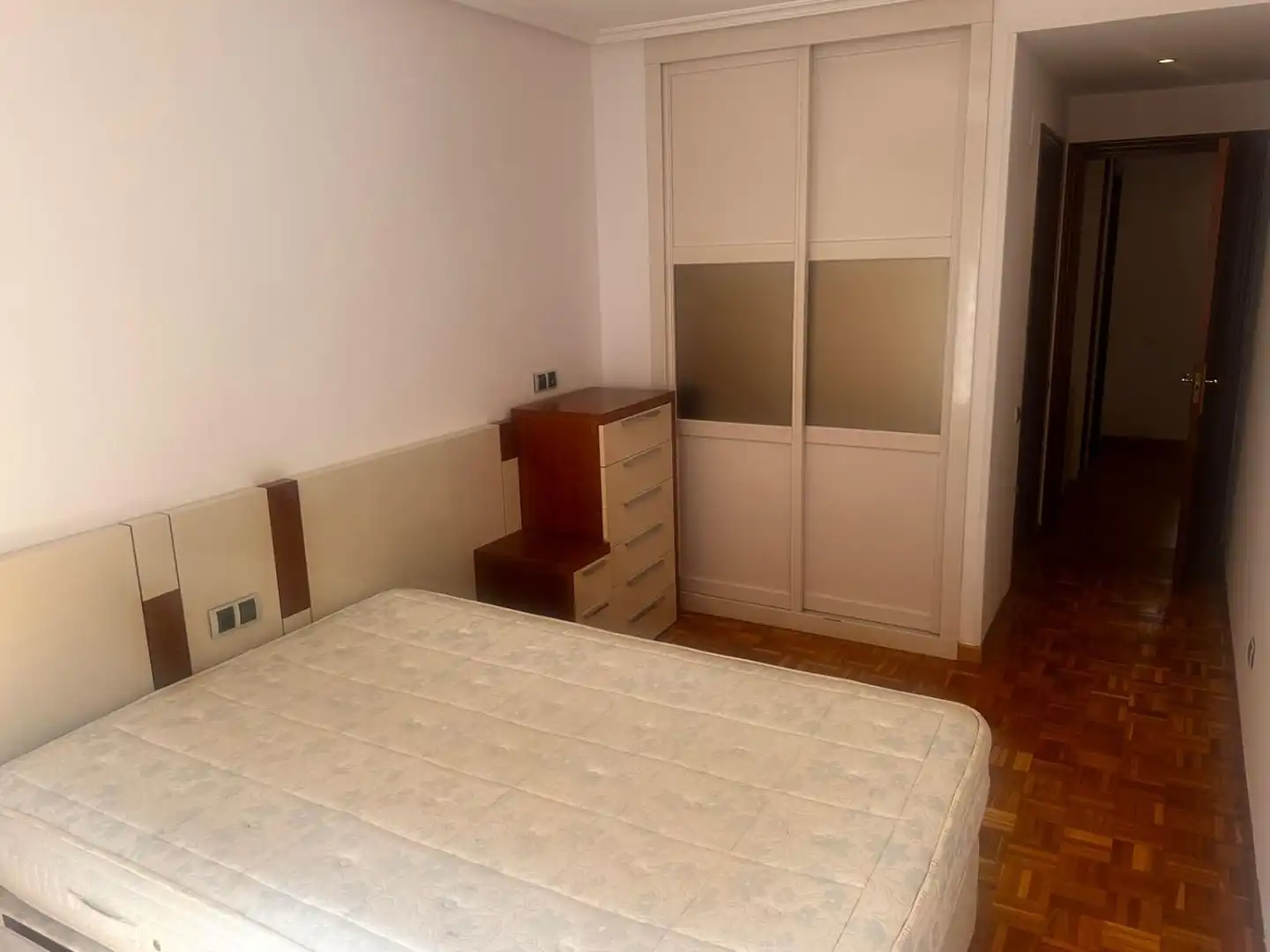 Habitación de Piso en venta en Oviedo  con Calefacción, Parquet y Trastero