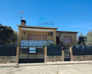 Vista exterior de Casa o xalet en venda en Saucedilla amb Aire condicionat, Jardí privat i Terrassa