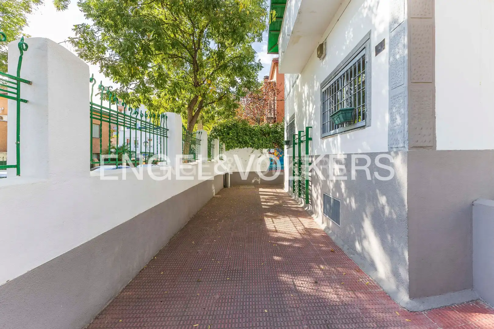 Vista exterior de Casa o xalet en venda en Madrid amb Calefacció, Jardí privat i Balcó