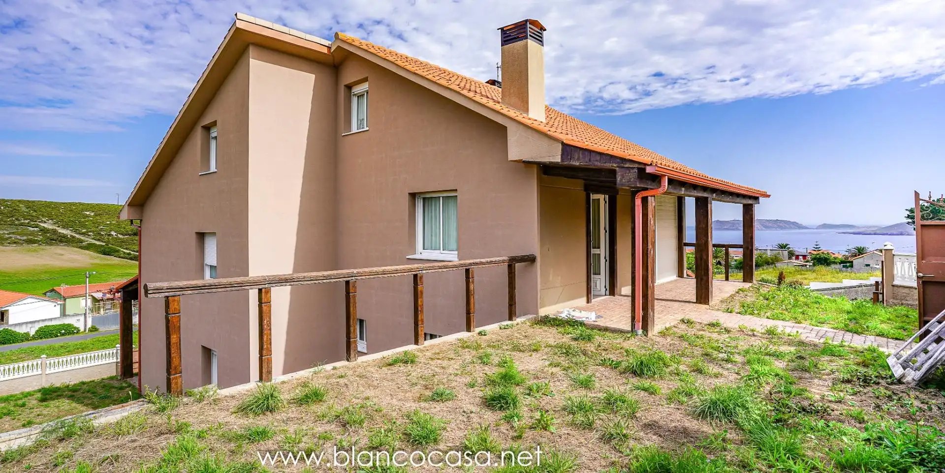 Vista exterior de Casa o xalet en venda en Malpica de Bergantiños amb Jardí privat, Terrassa i Traster