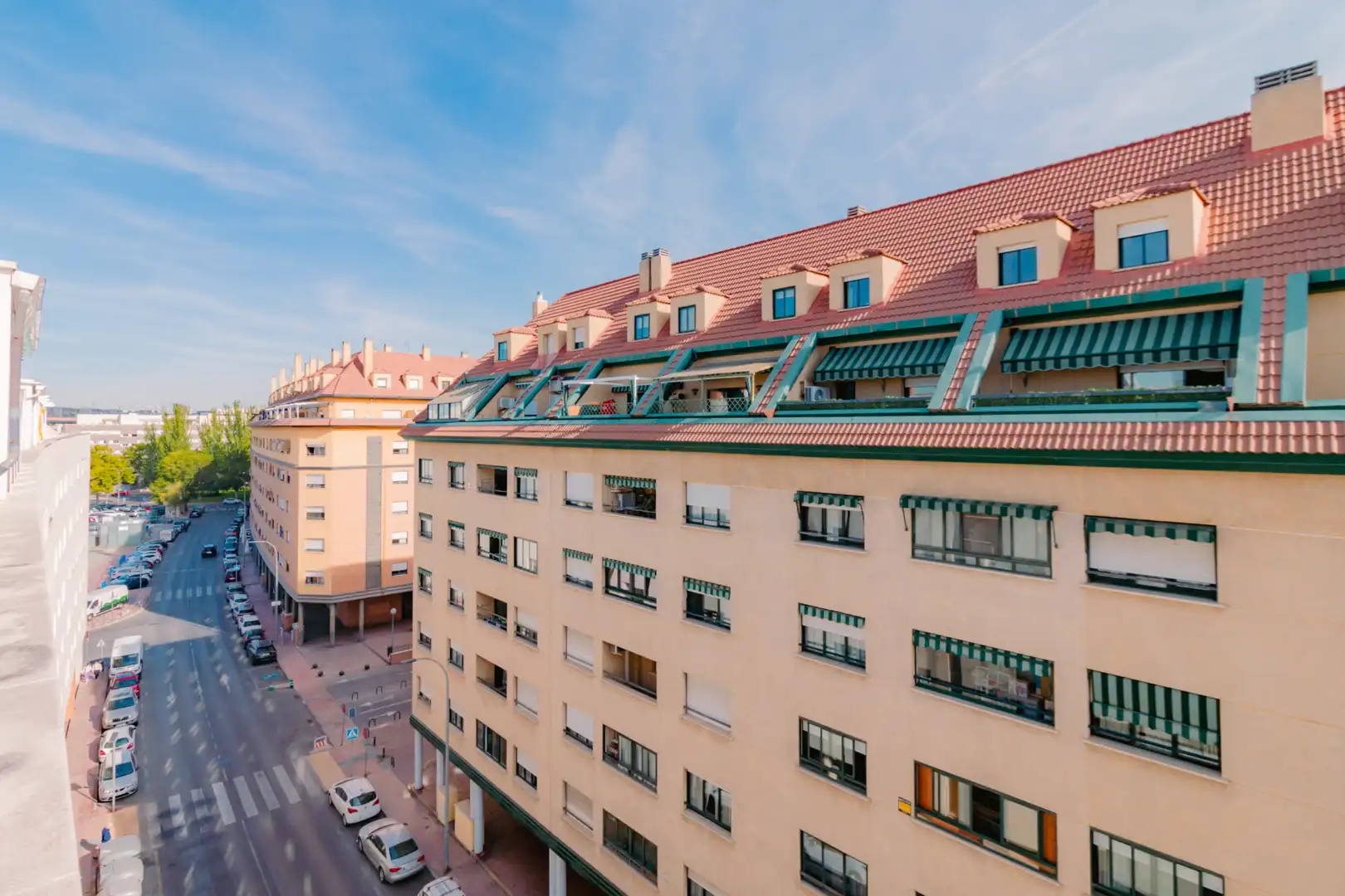Vista exterior de Àtic en venda en Alcalá de Henares amb Jardí privat, Terrassa i Alarma