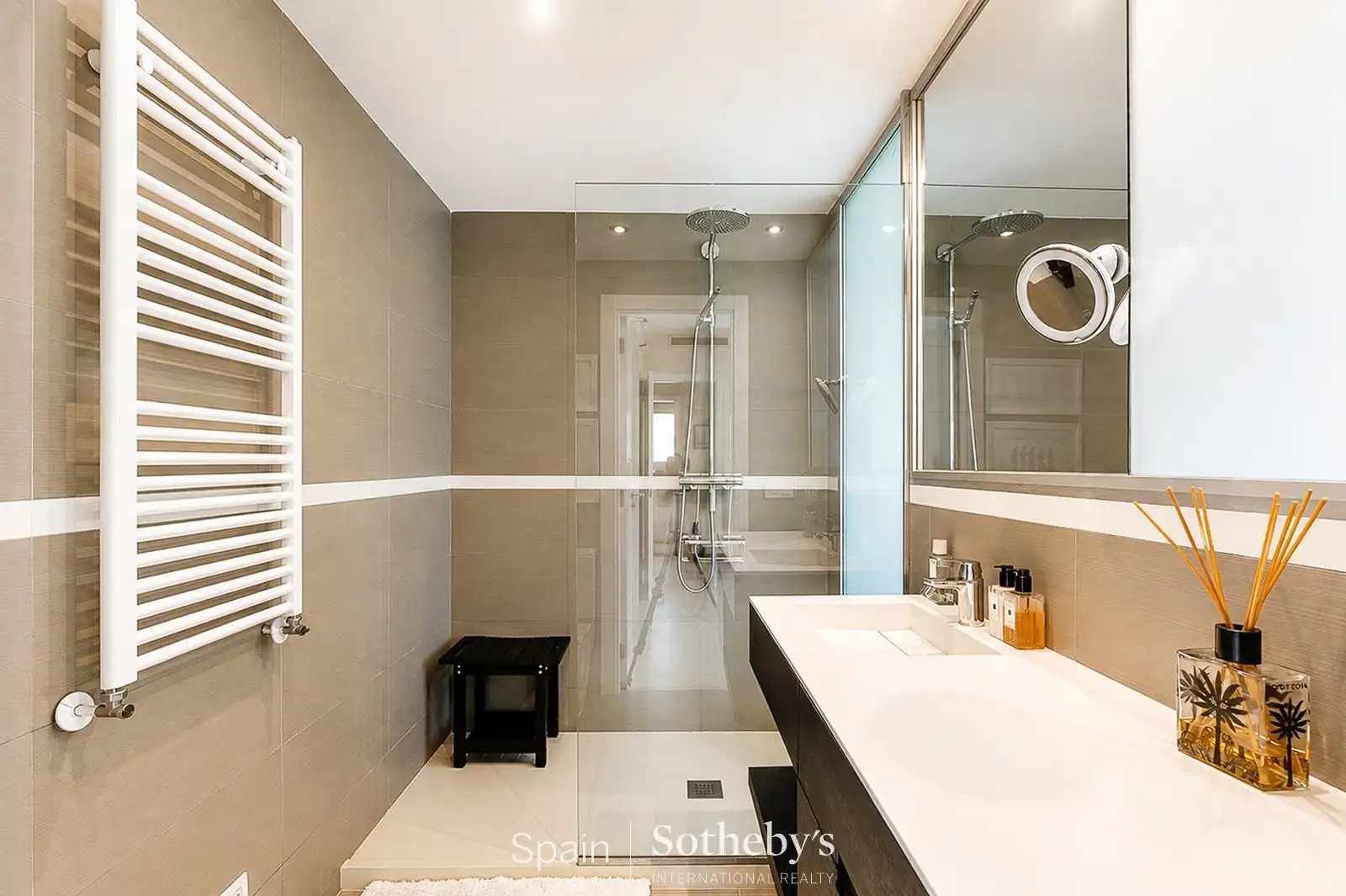 Badezimmer von Wohnungen zum Verkauf in Sitges mit Klimaanlage, Heizung und Privatgarten