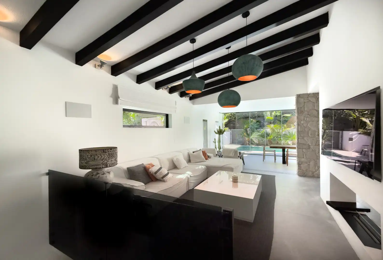 Sala d'estar de Casa o xalet en venda en Marbella amb Aire condicionat, Jardí privat i Terrassa