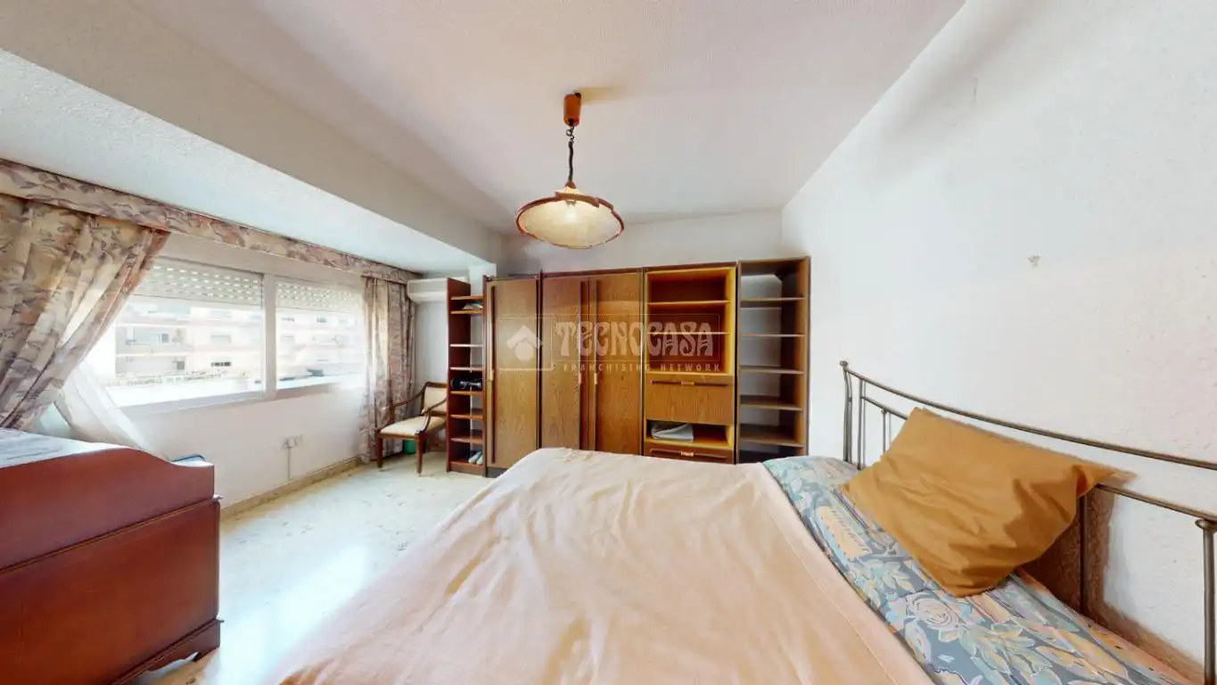 Bedroom of Flat for sale in Valencia  with Air Conditioner and Balcony