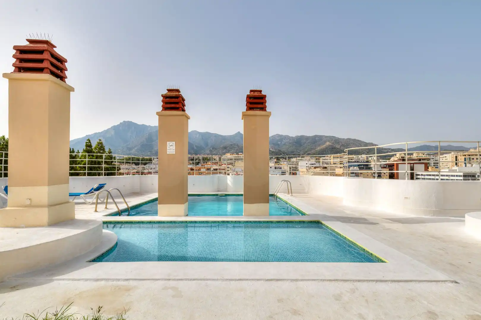 Swimming pool of Flat for sale in Marbella  with Air Conditioner, Heating and Terrace