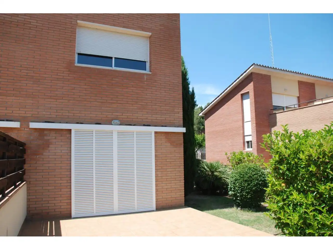 Außenansicht von Einfamilien-Reihenhaus zur Miete in Castellar del Vallès mit Heizung, Privatgarten und Terrasse