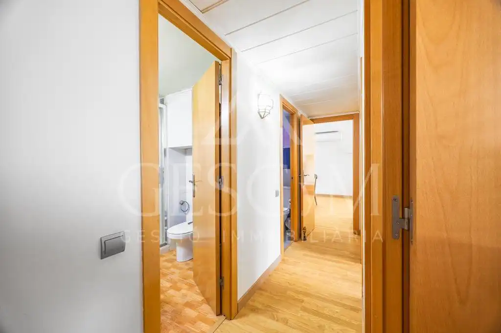 Piso en venta en Sant Joan Despí con Parquet, Terraza y Balcón