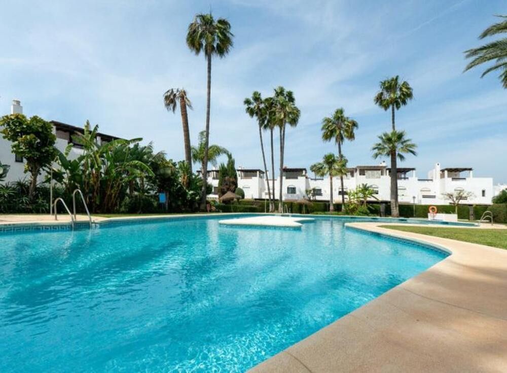 Piscina de Casa adosada en venda en Marbella amb Aire condicionat, Jardí privat i Terrassa