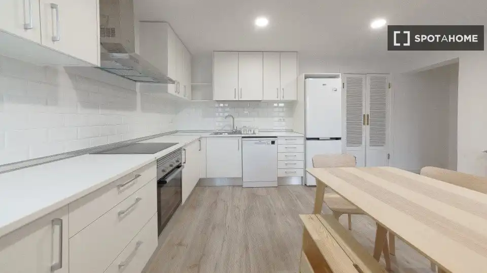 Cocina de Piso para compartir en Madrid con Aire acondicionado, Calefacción y Amueblado