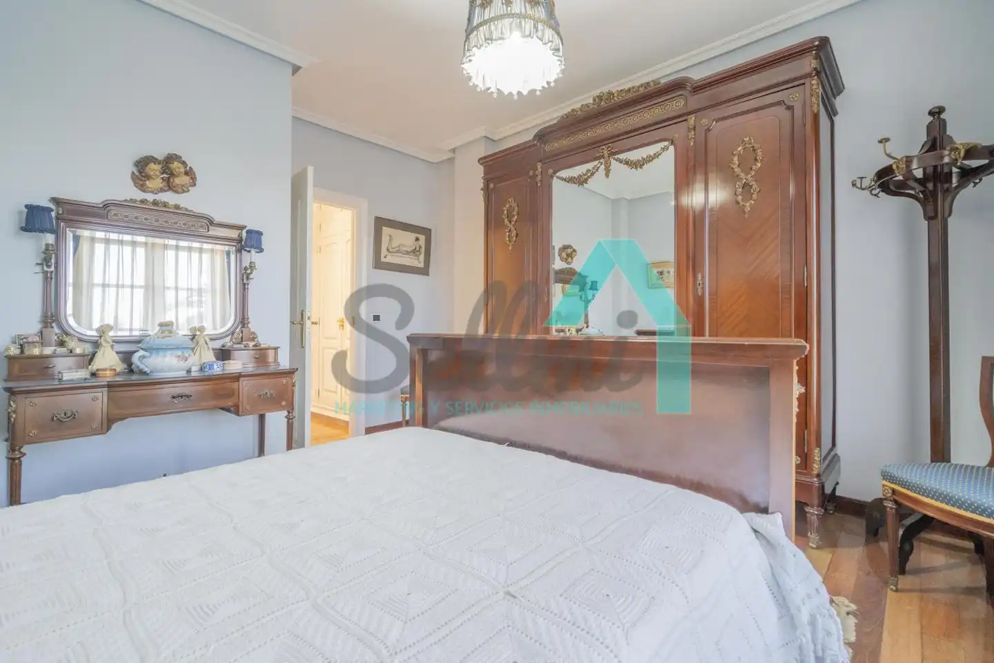 Dormitori de Casa o xalet en venda en Oviedo  amb Calefacció, Jardí privat i Parquet
