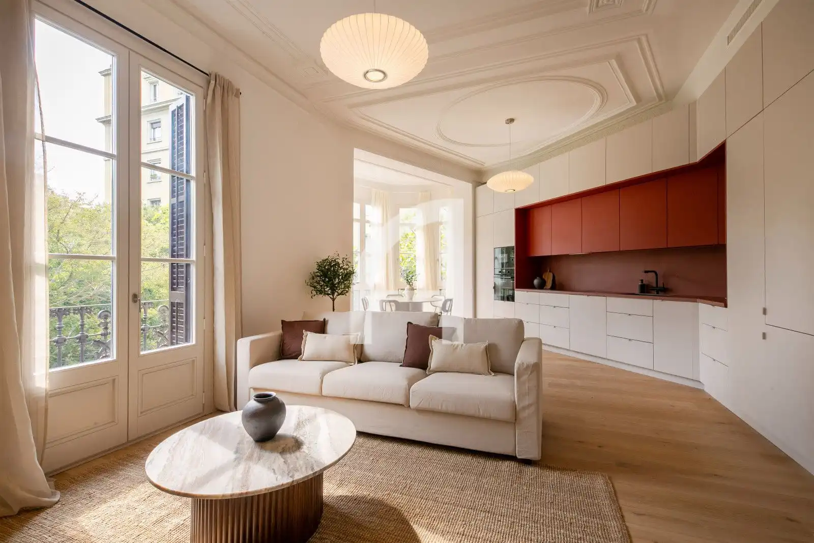 Flat with terrace to rent in Rossello