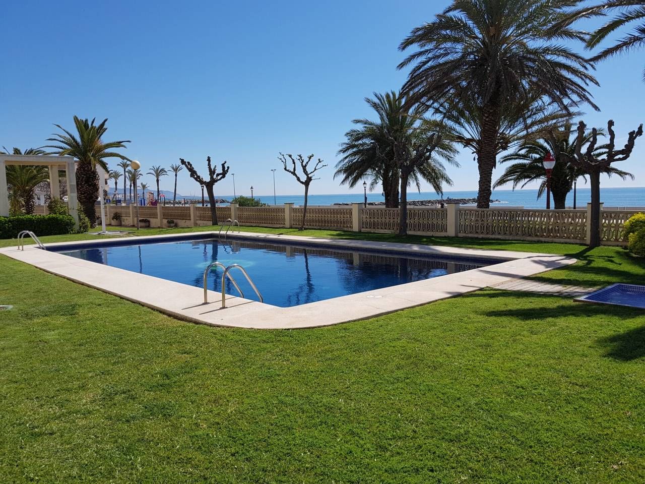 Piscina de Apartamento en venta en Cubelles con Terraza, Amueblado y Piscina comunitaria