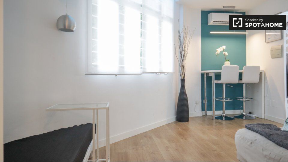 Habitación de Piso de alquiler en  Madrid Capital con Aire acondicionado, Calefacción y Amueblado