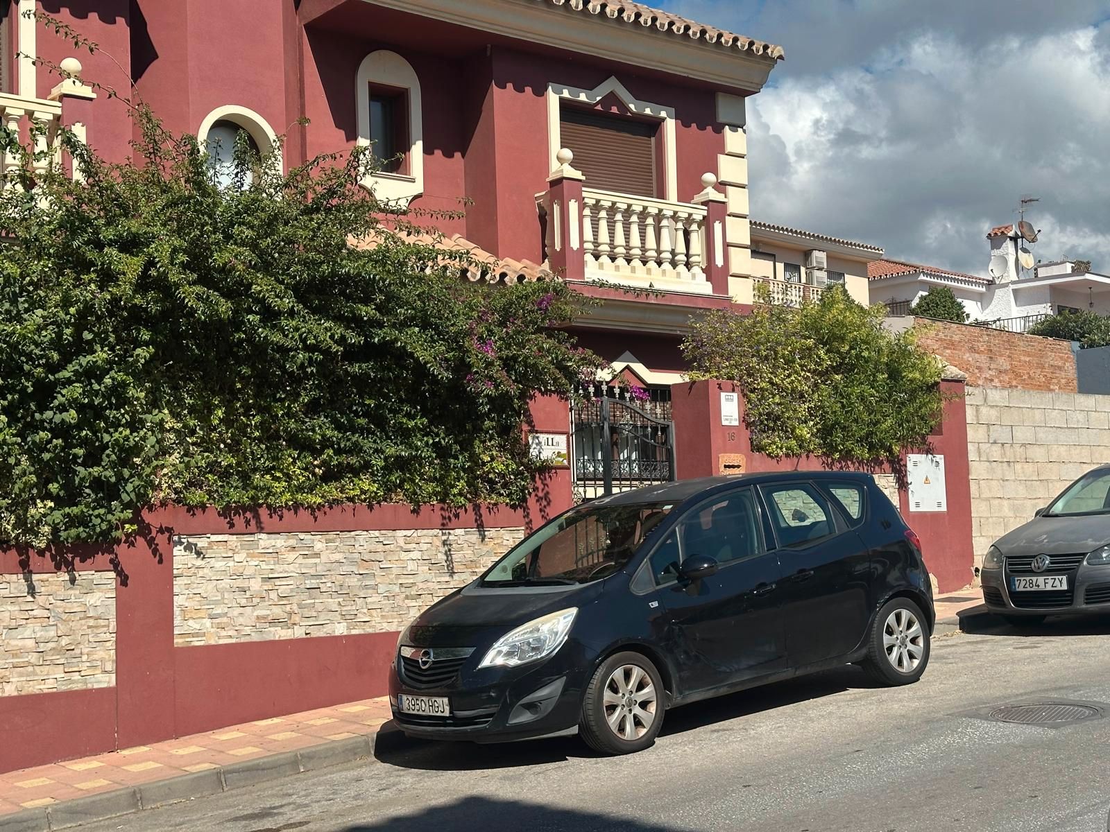 Vista exterior de Casa o xalet en venda en Fuengirola amb Aire condicionat, Calefacció i Jardí privat