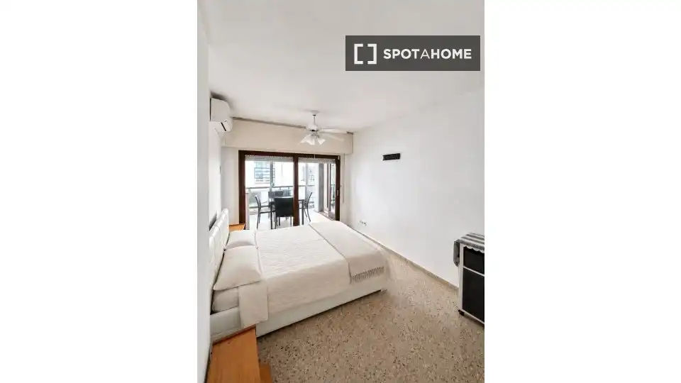 Bedroom of Flat for share in Benidorm  with Air Conditioner, Heating and Furnished