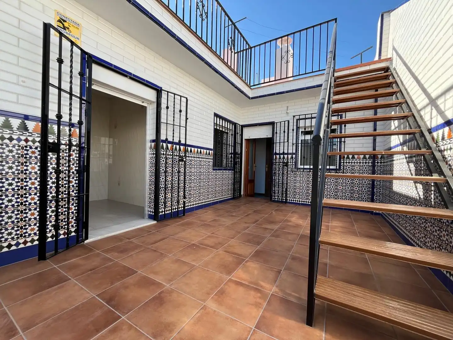 Außenansicht von Haus oder Chalet zum Verkauf in Dos Hermanas mit Terrasse, Abstellraum und Balkon