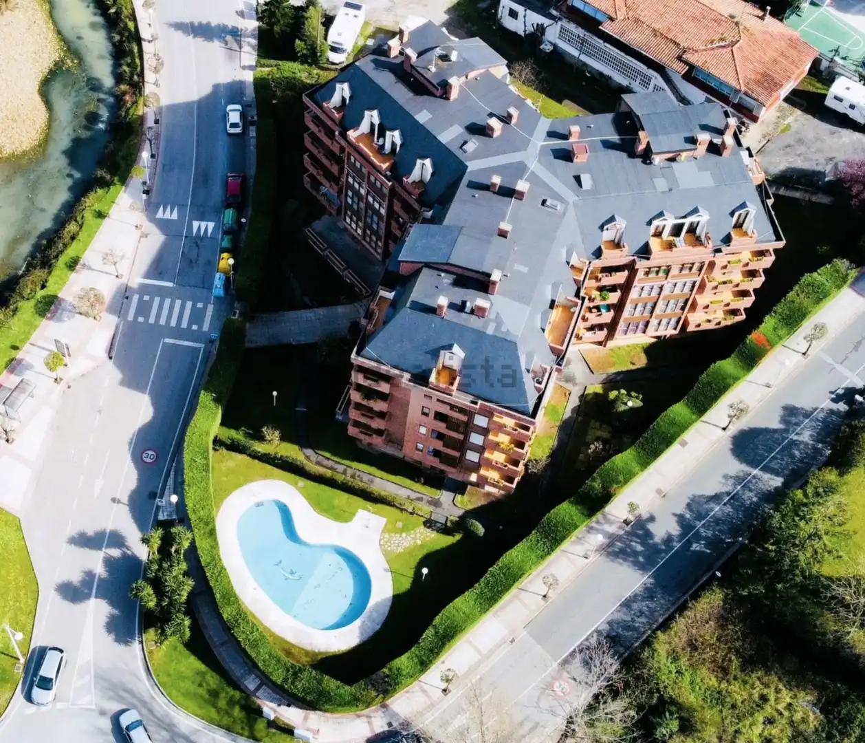 Vista exterior de Piso en venta en Castro-Urdiales con Calefacción, Jardín privado y Parquet