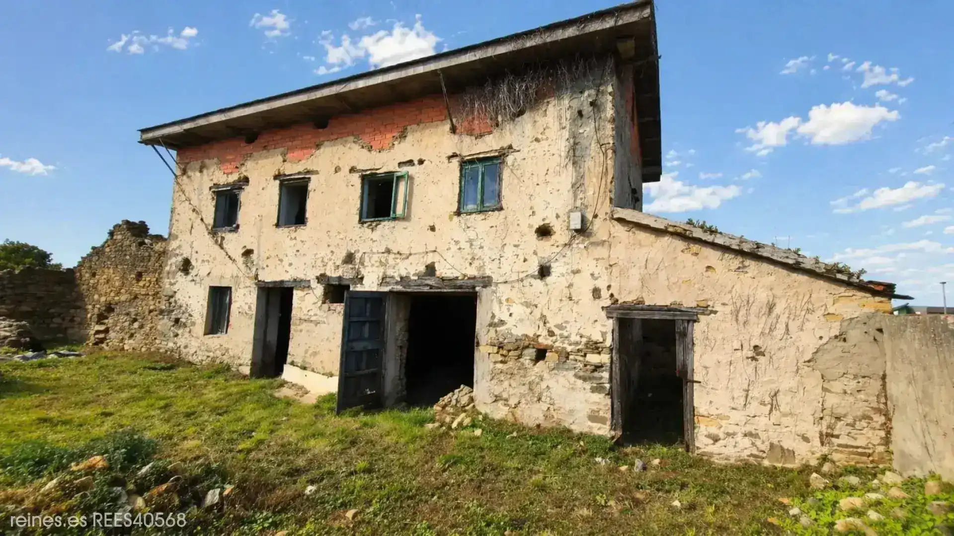 Außenansicht von Haus oder Chalet zum Verkauf in Tapia de Casariego mit Privatgarten