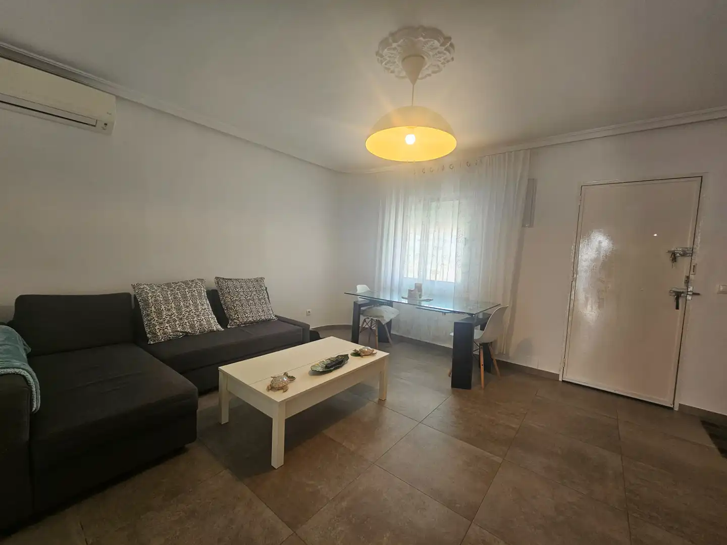 Sala de estar de Casa adosada en venta en Umbrete con Aire acondicionado, Calefacción y Jardín privado