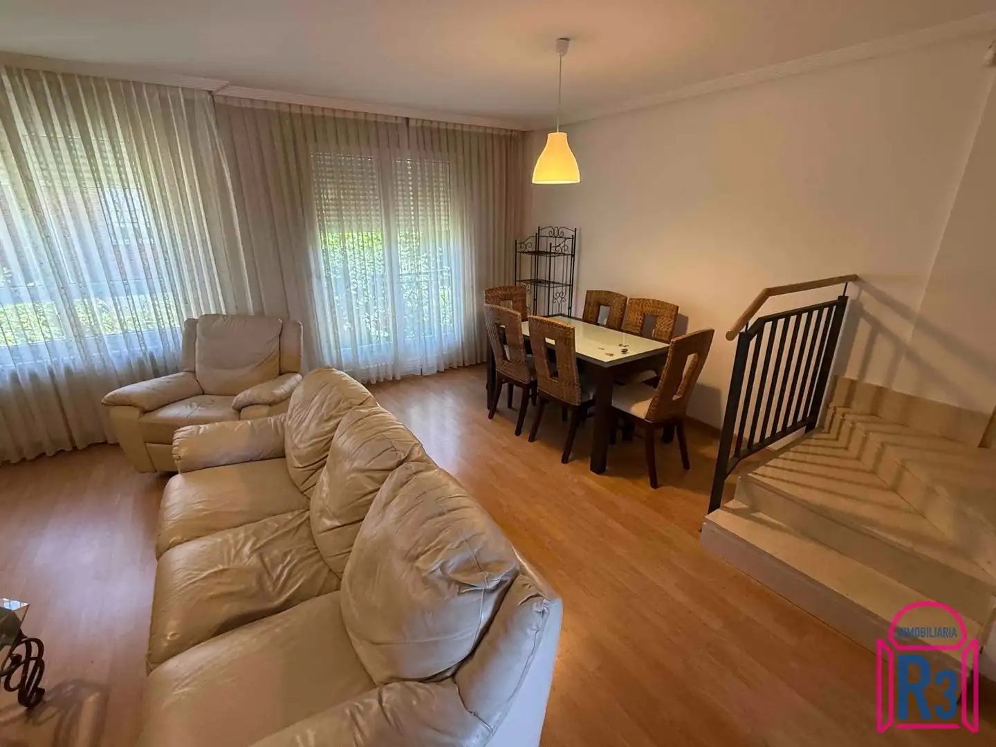 Sala d'estar de Casa adosada de lloguer en Villaquilambre amb Calefacció, Jardí privat i Moblat