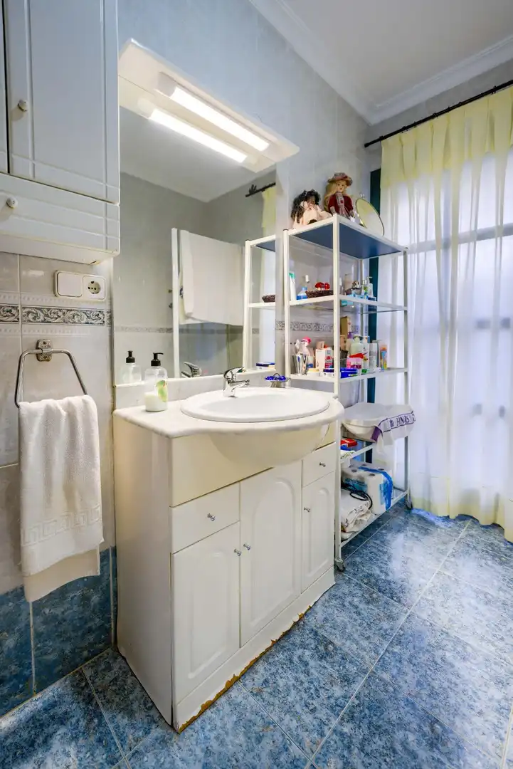 Bathroom of Houses for sale in Espartinas  with Air Conditioner, Private garden and Terrace