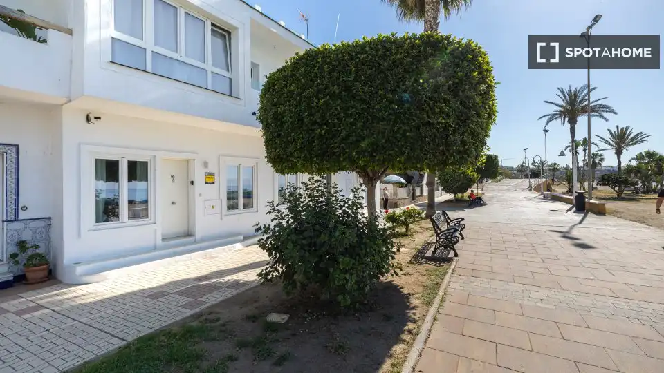 Vista exterior de Apartament per a compartir en Rincón de la Victoria amb Aire condicionat, Terrassa i Moblat