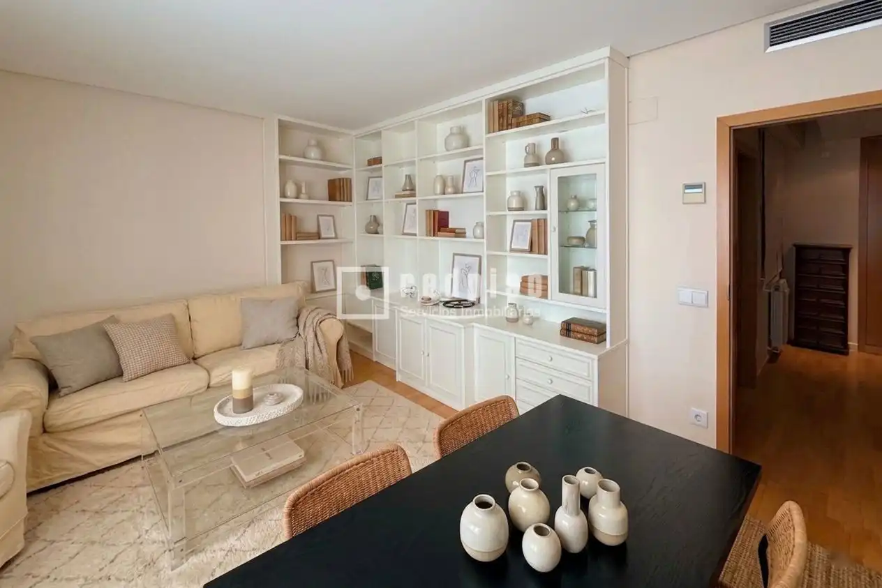 Wohnzimmer von Wohnung zur Miete in Madrid mit Schwimmbad