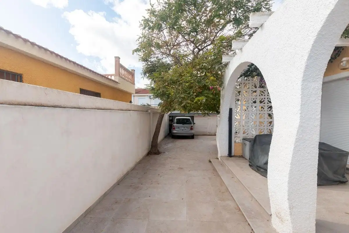 Vista exterior de Casa o chalet en venta en Torrevieja con Aire acondicionado, Terraza y Trastero