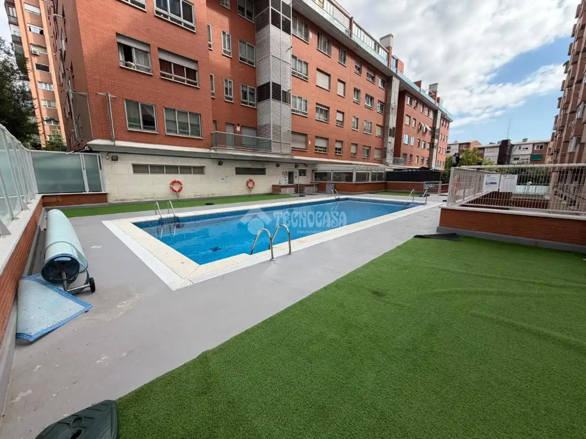 Schwimmbecken von Wohnung zur Miete in Madrid mit Klimaanlage, Heizung und Terrasse