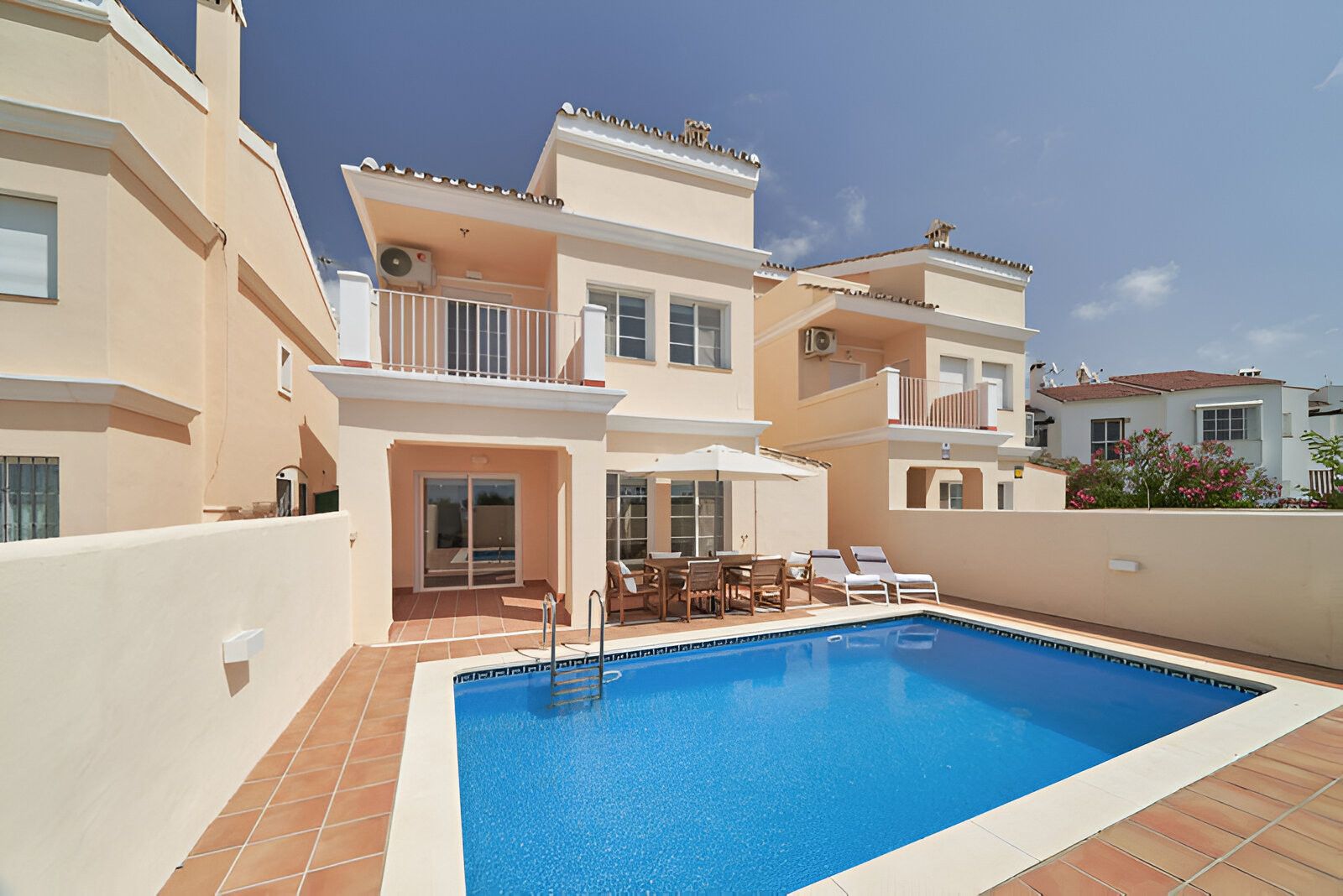 Vista exterior de Casa o chalet en venta en Estepona con Aire acondicionado, Terraza y Piscina