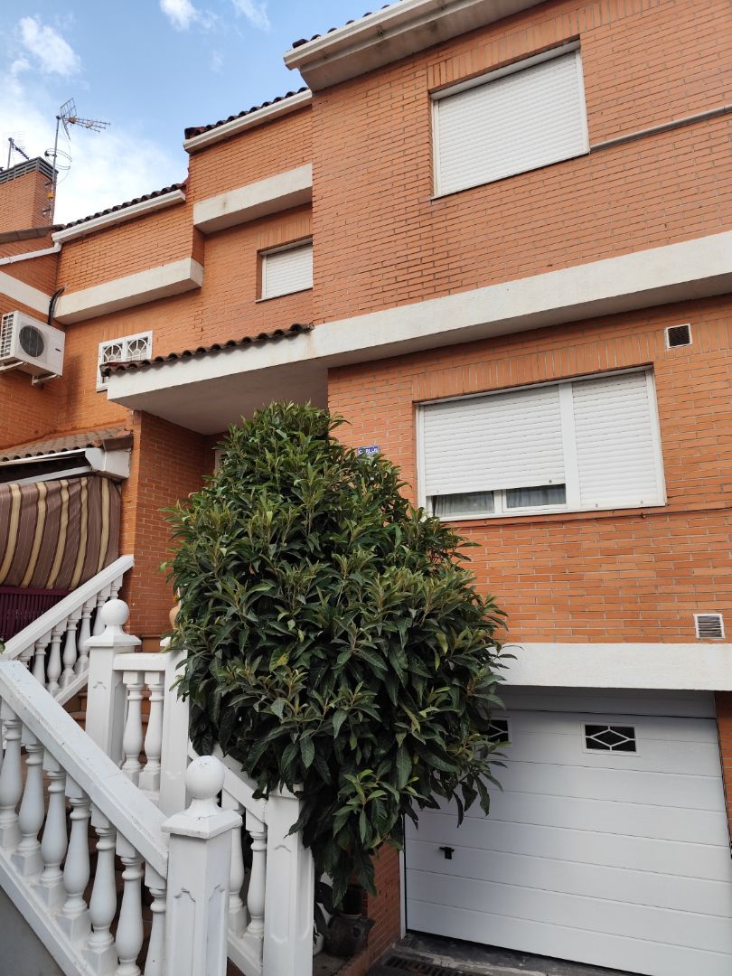 Exterior view of Single-family semi-detached for sale in Móstoles  with Heating, Private garden and Parquet flooring