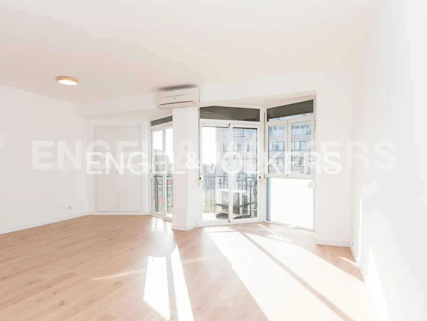 Sala d'estar de Pis en venda en Barcelona amb Aire condicionat, Calefacció i Parquet