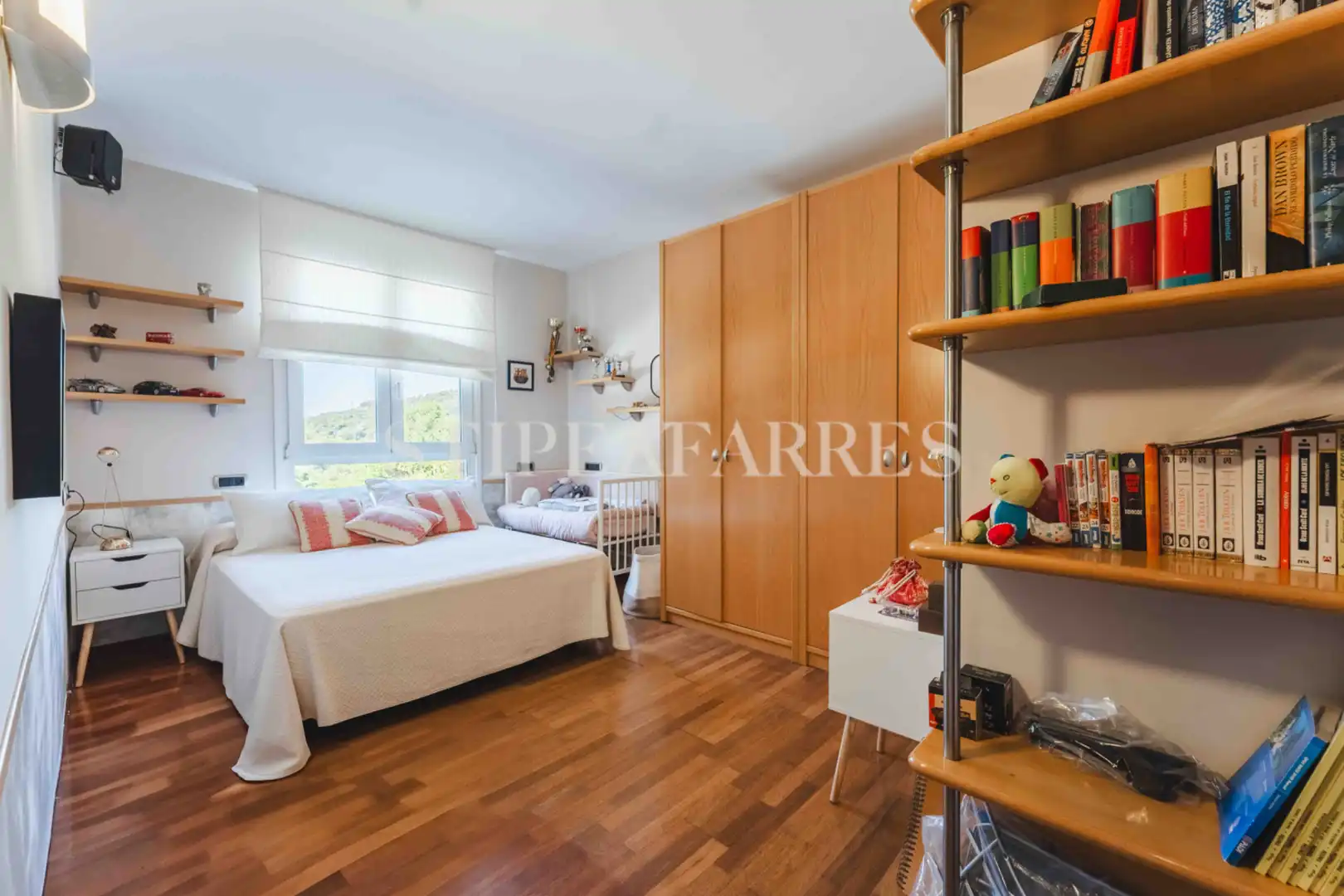 Schlafzimmer von Haus oder Chalet zum Verkauf in Barcelona mit Klimaanlage, Heizung und Privatgarten