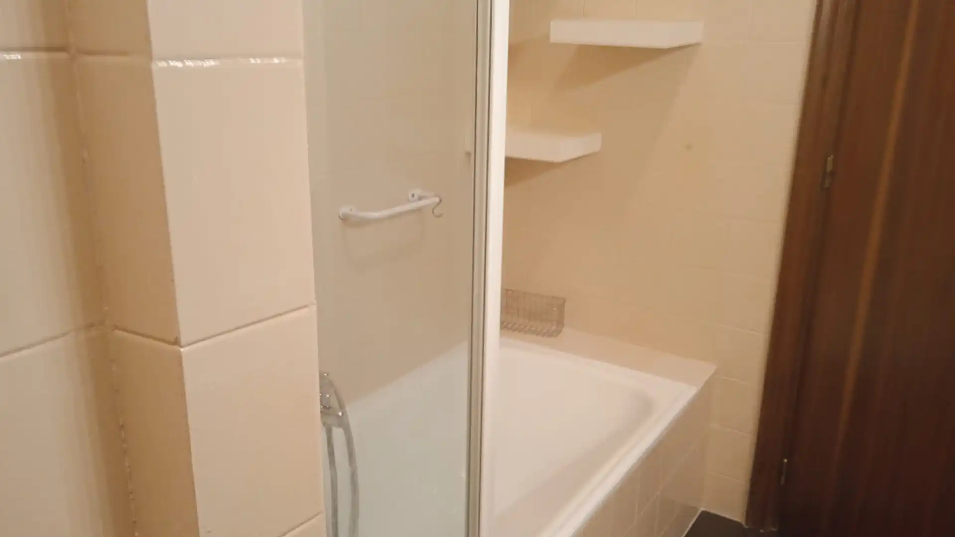 Badezimmer von Wohnung zur untervermieten in Salamanca mit Heizung, Parkett und Möbliert