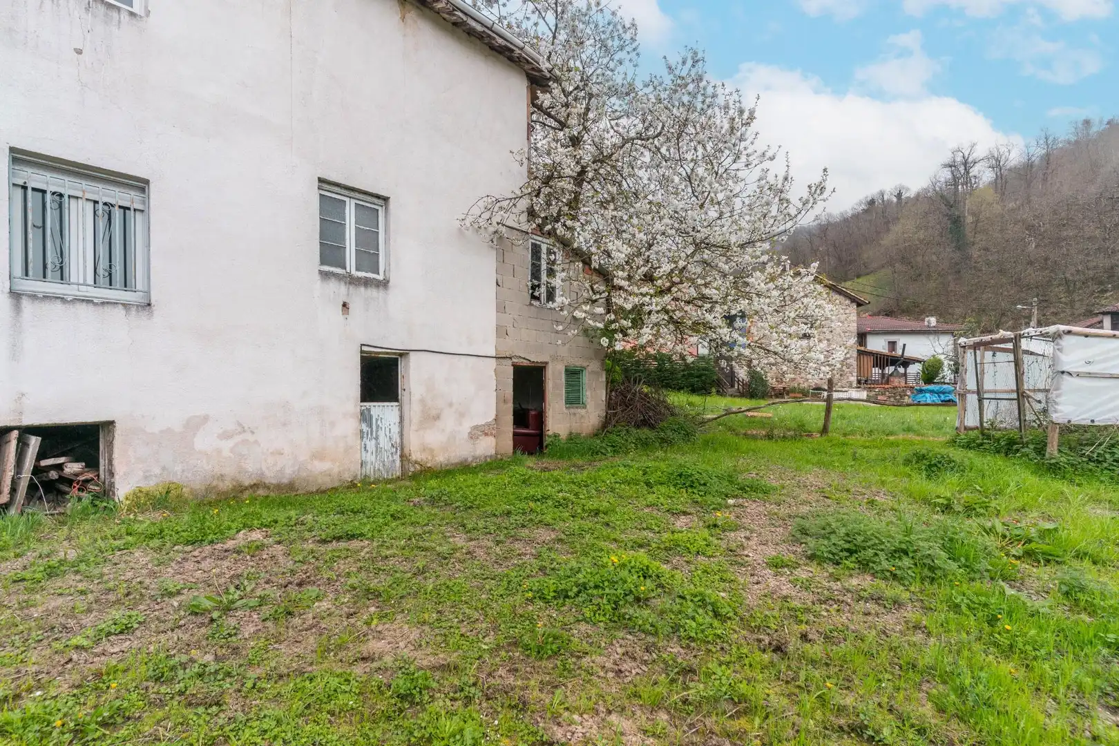 Vista exterior de Casa o xalet en venda en Laviana amb Calefacció, Jardí privat i Terrassa