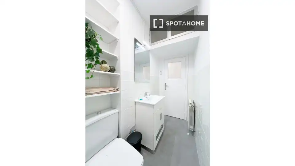 Bathroom of Flat for rent in Madrid  with Air Conditioner, Heating and Furnished