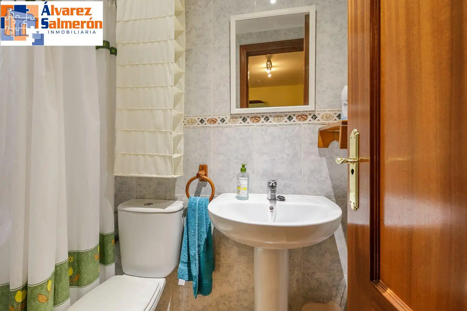 Baño de Casa adosada en venta en Granada con Aire acondicionado, Calefacción y Terraza