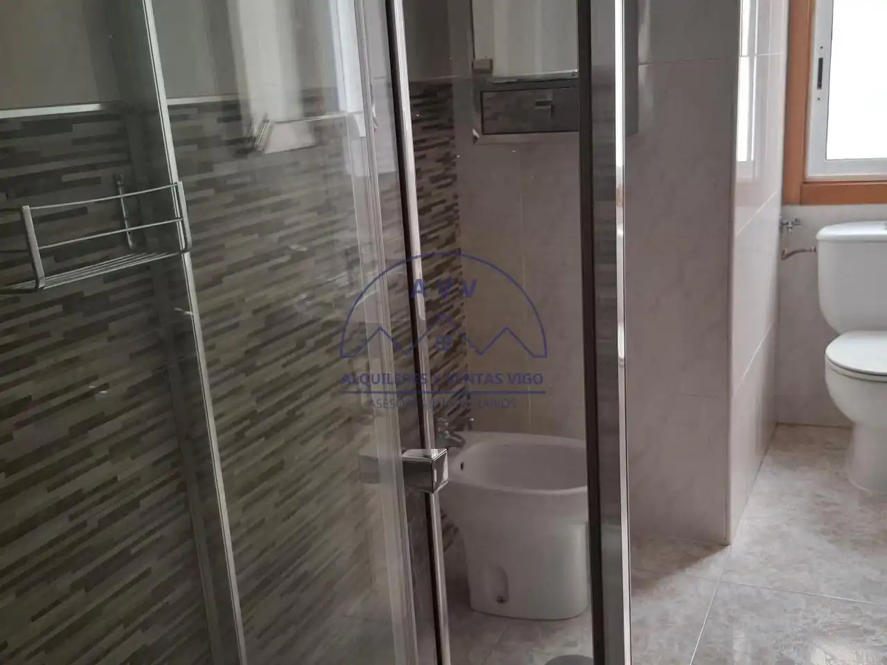 Bathroom of Flat for rent in Vigo   with Parquet flooring