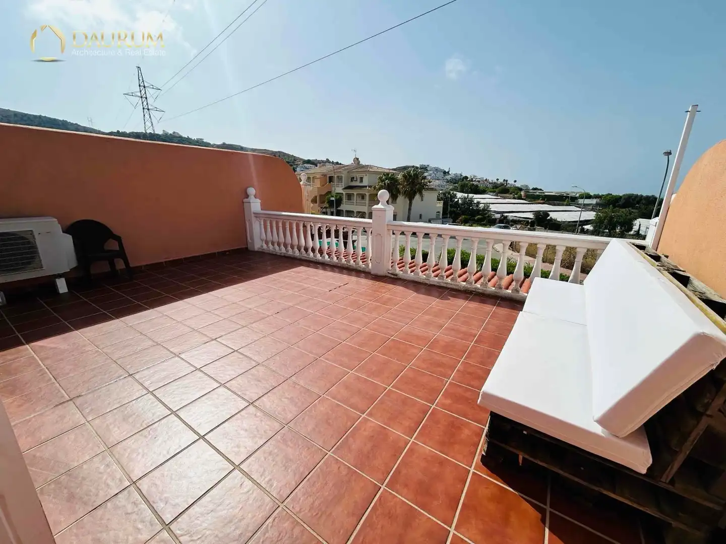 Terrasse von Einfamilien-Reihenhaus zum Verkauf in Torrox mit Klimaanlage, Heizung und Privatgarten