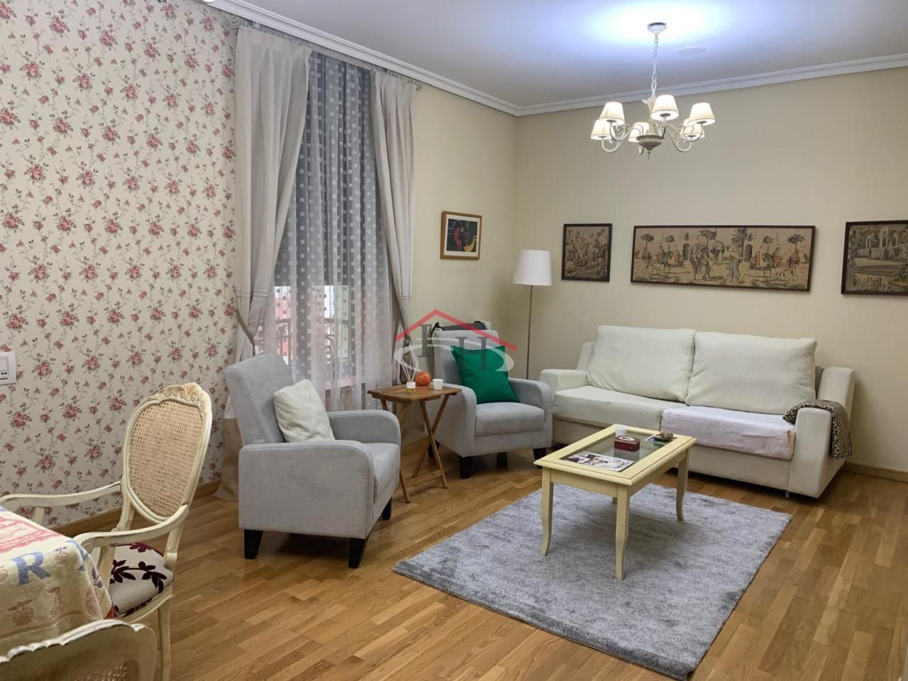 Sala d'estar de Apartament de lloguer en León Capital  amb Calefacció, Parquet i Moblat