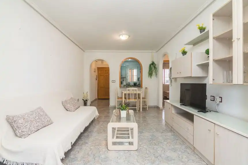 Wohnung zum Verkauf in Elche / Elx mit Klimaanlage, Terrasse und Möbliert